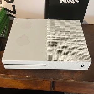 Xbox one s 1 tb used works fine and comes with everything with it